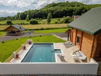 Log Cabin Valley - Private Villa with Pool - B&B Gospić