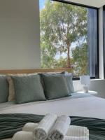 Executive Stay Quiet 2BR 2BA Study Tram at Door Secure Parking - Ferienwohnung Melbourne