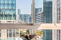 Alex Perry | 2BR Escape + Pool, Gym & Free Parking - Chambres d'hôtes Brisbane