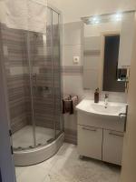 Tweepersoonskamer met 2 Aparte Bedden en Eigen Badkamer