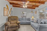 Pool, Blocks away from Beach, Dog friendly - B&B Oak Island