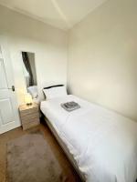 Two Bed Private Apartment - Walk to Stoke Hospital - Chambres d’hôtes Stoke-on-Trent