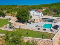 Holiday home Secret Gem with heated saltwater pool - B&B Mršići