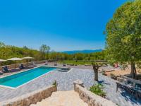 Holiday home Secret Gem with heated saltwater pool - B&B Mršići