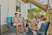 Professionally Designed Porch Swing Renovated - Chambres d’hôtes Hampton
