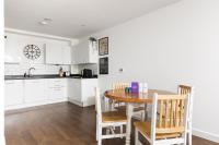 New! Lovely 2BR Flat with Balcony near Westfield - Ferienwohnung London