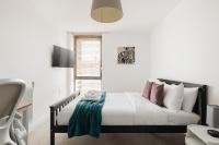 New! Lovely 2BR Flat with Balcony near Westfield - Ferienwohnung London
