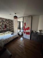 Airport Accommodation Bedroom with your own private Bathroom Self Check In and Self Check Out Air-condition Included - Bed and Breakfast Mqabba