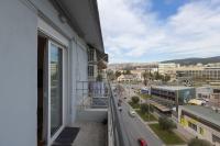 Atelier Poly - Two Bedroom Apartment for 5 Persons -50m to Metro Sintrivani Station- 6th floor plain View - Center - - Chambres d'hôtes Thessalonique