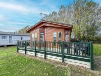 Modern 4 Berth Lodge With Decking At Manor Park In Hunstanton Ref 23024W - Bed and Breakfast Hunstanton