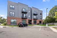 NEW 1BR Luxury Condo Private Balcony 303 - Chambres d’hôtes Kalamazoo