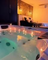 chambre romantique avec spa privatif - B&B Ferrière-la-Grande