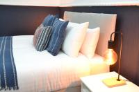 Habitación con cama extragrande.