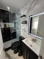Bright, Modern Home Close to Great Beaches! - Bed and Breakfast Rainbow Lakes