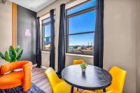 Colorful 2Bed Apt Heart of Downtown Lake Views - Chambres d’hôtes Cleveland
