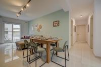 Designer 4 BR Family Apartment with Side Sea View - B&B San Pawl il-Bahar