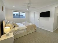SussexGardenStays - Jervis Bay Beaches - NEW SHARE Home - 4xQueenBedrooms - PrivateBathroomBrm1 - SharedBathroomBrm2,Brm3,Brm4 - Ferienwohnung Sussex Inlet