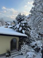 70qm 3-Zimmer Apartment am Tauernradweg in Hallein bei Salzburg, nahe Berchtesgaden, Roßfeld, Kehlsteinhaus, Obersalzberg, Watzmann, Schönau am Königsee, Fuschlsee, Schloss Hellbrunn, Burg Hohen Salzburg, Burg Hohen Werfen # Accommodation OC45, Chalet MH - B&B Hallein