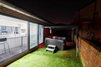 Group-Friendly Home near Manchester with Hot Tub and Private Cinema Room - B&B Castleton