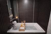 Large 6 Pax Bedroom with 3 Beds and Balcony next to Nana BTS - B&B Bangkok