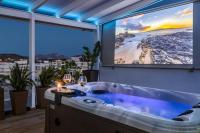 Central penthouse studio with Jacuzzi in Varkiza - B&B Vári