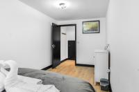 Emerald 3 Bedroom Apartment-Free Parking-Walk to Station-WA1 - B&B Warrington