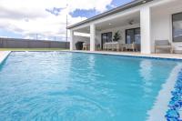 KING BED - FREE Pool Heat - 85 in TV - 4BR Villa - B&B Cape Coral