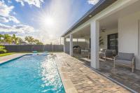KING BED - FREE Pool Heat - 85 in TV - 4BR Villa - B&B Cape Coral