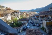 Xhulio Castle Walk Guesthouse - B&B Berat