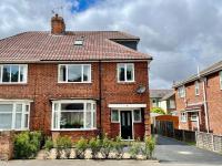 Central Townhouse with free off road parking and garden - Chambres d'hôtes York