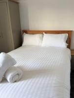 Large 5-Bed Cardiff Home with 5 Double Beds - Bed and Breakfast Cardiff