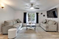 Valrico Retreat with Fire Pit about 18 Mi to Tampa! - Bed and Breakfast Valrico