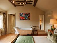 Habitación con cama extragrande.