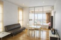 Hive Sathorn SkyCorner Suite, BTS and 7-11 front - B&B Bangkok