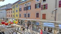 The Lake Giant with Lake View Renovated 2025 DesenzanoLoft Official Partner Homes & Villas by Marriott Bonvoy - Chambres d'hôtes Desenzano del Garda