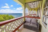 Oceanview • Nearby Beach • Balcony • 2BR/Sleeps 4 - Chambres d'hôtes Vieux Fort