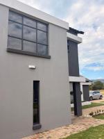 202 on Crescent - Luxury Wildlife Escape in Hartbeespoort with Magaliesberg Mountain views - Chambres d'hôtes Hartbeespoort