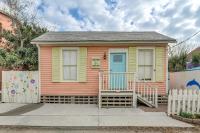 1 Mi to Beach Colorful Cottage in Galveston! - B&B Galveston