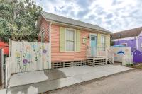 1 Mi to Beach: Colorful Cottage in Galveston! - B&B Galveston