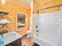 The Squatch Nest Hot tub Firepit Big Views - B&B Bryson City