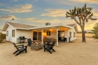 The Sawtooth House - Pioneertown Escape with Pool, Spa, Views & Fire Pit - B&B Pioneertown