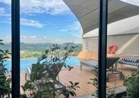 Deluxe fully furnished apartment in Menlyn Maine residence 902 - Chambres d'hôtes Pretoria