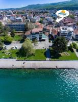 Blue Lake 1 - Stylish New Apartment With Backyard - B&B Ocrida