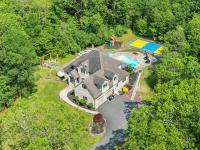 Sleeps 14 Pool Hot Tub Sauna Pickleball Arcade - B&B Stroudsburg