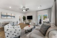 4BR Coastal Stay with MIL Suite & Golf cart, Walk to Beach & Dining - Chambres d'hôtes Port Saint Joe