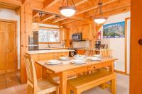 Alpine Timber Luxury Chalet w/Hot Tub - Chambres d’hôtes Big Eddy