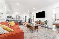 Casa Blanca Modern Home with Hot Tub, Walkable to town - Bed and Breakfast Joshua Tree