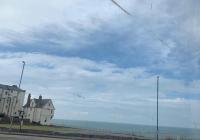 Cosy 2 Bedroom Coastal Retreat with Sea Views and a Private Indoor Hot Tub - Chambres d'hôtes Margate