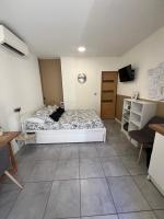 Studette de 17m2 avec parking privé gratuit Climatisation et petite cuisine - B&B Mentone