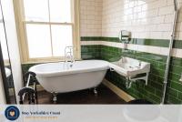 Grand Victorian House Sleeps 12 Near North Bay - Chambres d’hôtes Scarborough